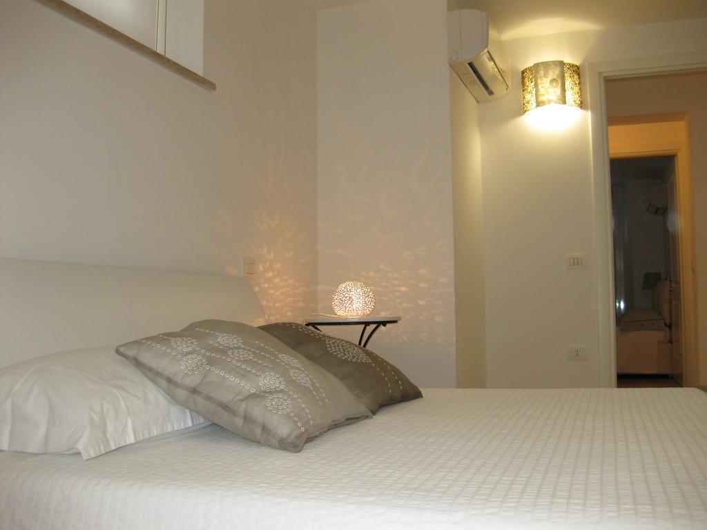 Appartamento In Villa Pésaro Habitación foto