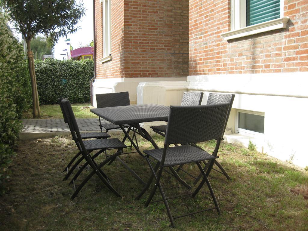 Appartamento In Villa Pésaro Habitación foto