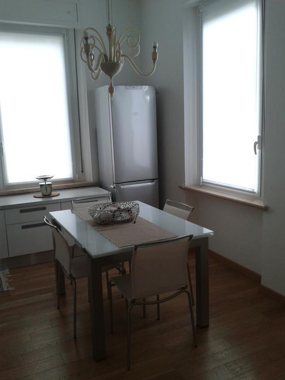 Appartamento In Villa Pésaro Habitación foto